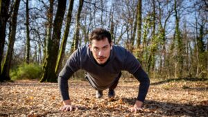 Hombre Alpha siguiendo consejos de bienestar para el otoño. - Revista para hombres Alfa